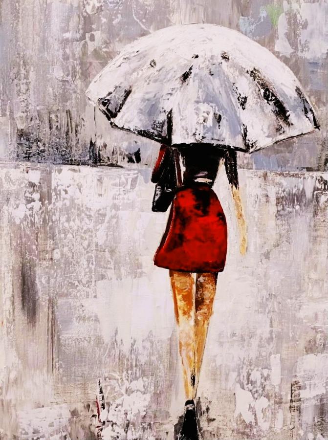 Mujer paseando bajo la lluvia en Barcelona 2